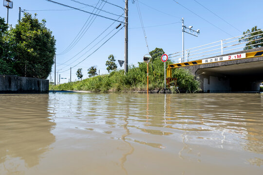 台風の影響で冠水して水没して通行禁止になったアンダーパス道路