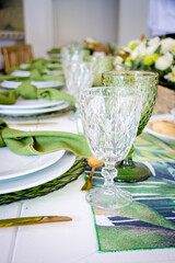 Vajilla elegante color verde, estilo tropical