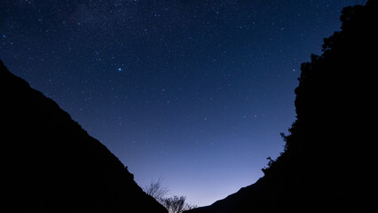 オリオン座流星群を待つ秋の夜空の星