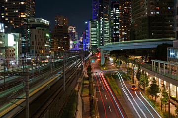 Fototapeta na wymiar 浜松町駅付近から望む汐留方面の夜景と光跡