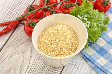 Raw sesame seeds in the bowl