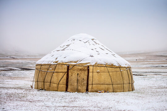 mongolian-yurt-in-snow