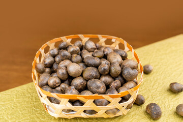 秋の旬の食材・むかご。ヤマノイモのむかご。Dioscorea japonica