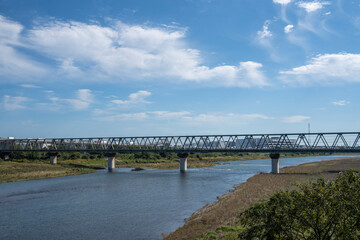 相模川に架かる鉄道橋の風景