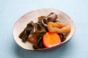 家庭料理　結び昆布と蒟蒻、人参の煮物　食物繊維がたっぷり　日本