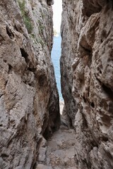 Fototapeta na wymiar Massa Lubrense - Sentiero tra le rocce che scende verso la Grotta di Minerva
