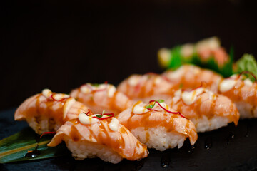 Sake aburi sushi auf einem Tisch