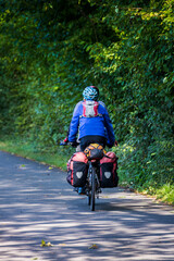 Voyageur à vélo dans la campagne