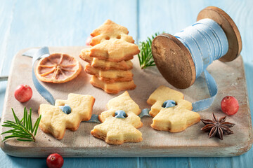 Fototapeta premium Cute butter cookies chain for Christmas tree.