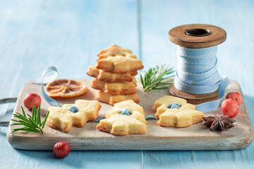 Cute butter cookies chain as unique decorations.