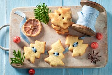 Fototapeta premium Handmade butter cookies chain as Christmas decoration.