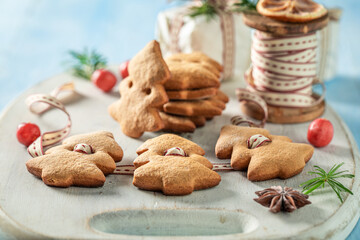 Fototapeta na wymiar Traditionally gingerbread cookies chain as Christmas ornaments.