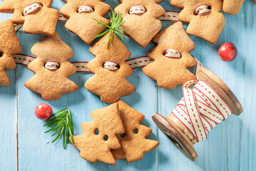 Fototapeta na wymiar Sweet gingerbread cookies chain for Christmas tree.