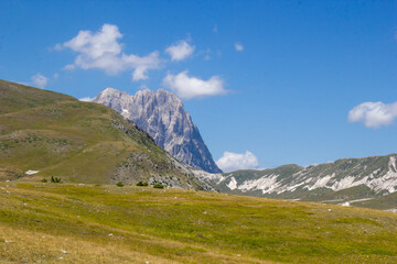 Naklejka premium Gran Sasso di Italia dal altopiano di campo imperatore, abruzzo, italia