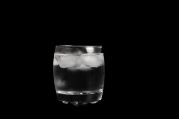 氷を入れた水
