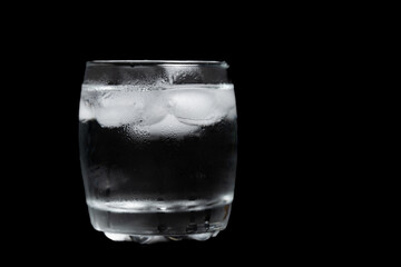 氷を入れた水