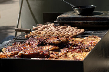 Carnes a la brasa con salchichas. Jugosas y deliciosas a la vista sobre las brasas en barbacoa