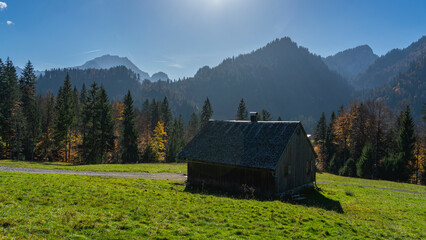 schöne hölzerne Alphütte am Weg von Sibratsgfäll nach Schönenbach. Herbst im Bregenzerwald,...