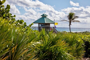 Obraz premium Wooden lifeguard station on Boca Raton beach with warning flags, Florida, USA