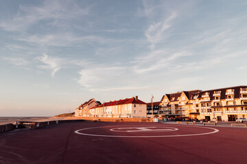 La place devant la plage à Fort Mahon dans le Pas de Calais