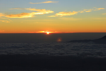 Fototapeta na wymiar sunset over the cloud
