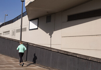 A woman jogging in the weekend to improve her health.