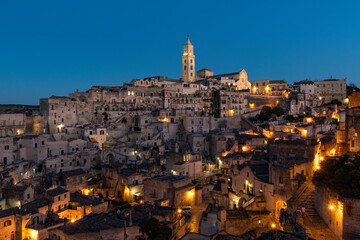 Fototapeta na wymiar Nachtaufnahme der Stadt Matera in Basilikata, Italien