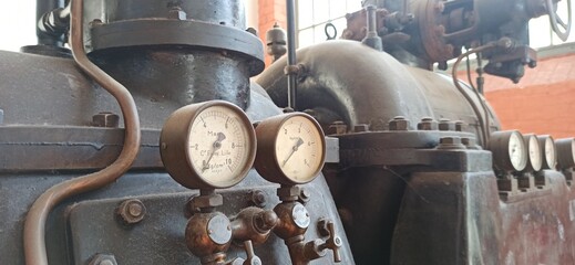Equipment present on a train engine manufactured by the former Lille Fives company (gauge, pressure gauge, belt...)	