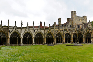 Fototapeta na wymiar Teilaußenansicht Kreuzgang, Kathedrale von Canterbury, Canterbury, Kent, England, Großbritanien, Europa