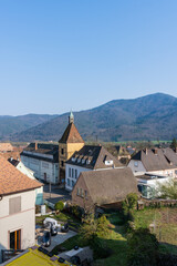 Fototapeta na wymiar Wihr-au-Val, son école, mairie, porte médiévale, vallée de Munster, Alsace, France, Europe