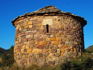 ábside semicircular de la ermita de san aventí de bonansa con saeta y techo acabado en pico, construcción en piedra, huesca, españa, europa 