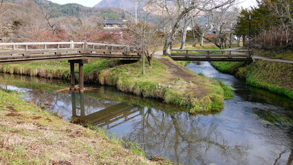山梨県忍野八海付近を流れる小川の流れと木橋　6588