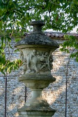 Obraz premium statue in the park of palace