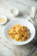 Pasta with chicken and pine nuts
