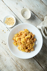 Pasta with chicken and pine nuts