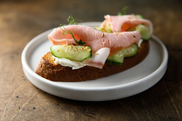 Sandwich with cucumber and ham