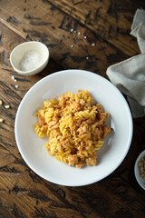 Pasta with chicken and pine nuts