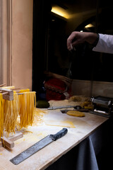 Pasta fatta a mano, fettuccine, dimostrazione.
