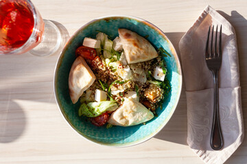 kinoa salad restaurant served