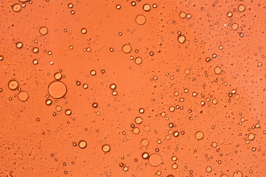 Fondo abstracto y acuoso con burbujas de color naranja. Recurso para carteler&iacute;a y dise&ntilde;o