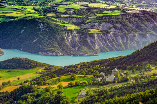 France. Hautes-Alpes (05). Serre-Pon&ccedil;on Lake and the Pontis village from the Pontis Pass