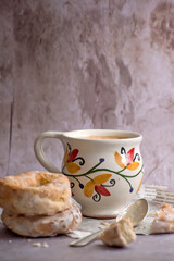 Café con leche en taza pintada a mano y rosquillas
