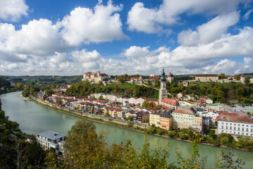 Obraz premium Blick auf Burghausen mit Salzach im Herbst
