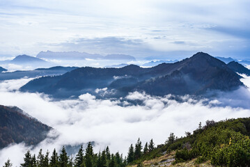 Blick vom Hochfelln  auf Wolken und Berge bei Sonnenschein © H. Rambold