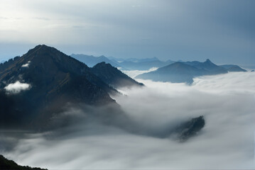 Obraz premium Blick vom Hochfelln auf Wolken und Hochgern bei Sonnenschein und Nebel
