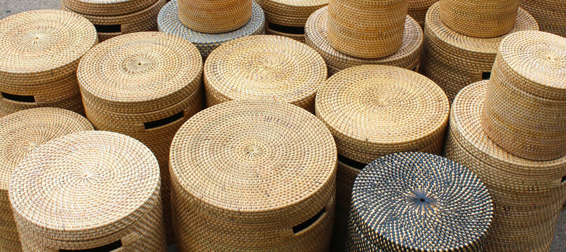 Bo&icirc;tes de rangement rondes en rotin tiss&eacute;