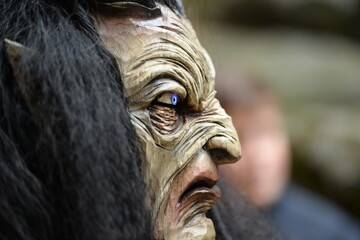 Einstimmung auf die Rauhnächte. Teufelsfiguren mit kunstvollen Masken stimmen auf alte Traditionen ein