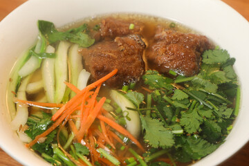 Soupe de Nouilles Asiatique au Bouillon Clair, Morceaux de Poulet Frit et Garni de Coriandre Fra&icirc;che