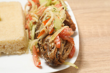 Poisson Braisé (Grillé/Frit) Africain Traditionnel, Servi avec Attiéké et Salade Fraîche

