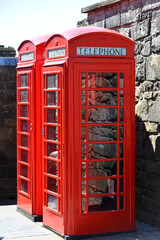 Rote Telefonzellen am Edinburgh Castle, Edinburgh, Schottland, Großbritannien, Europa
